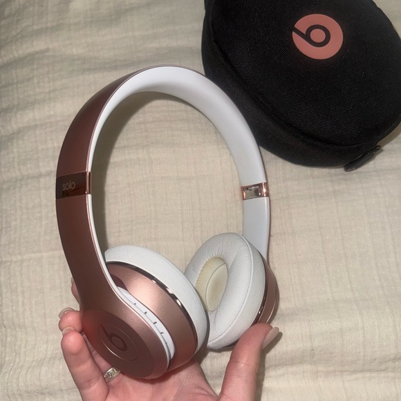 Beats Rose Gold Wireless Headphones with Case - Picture 3 of 4